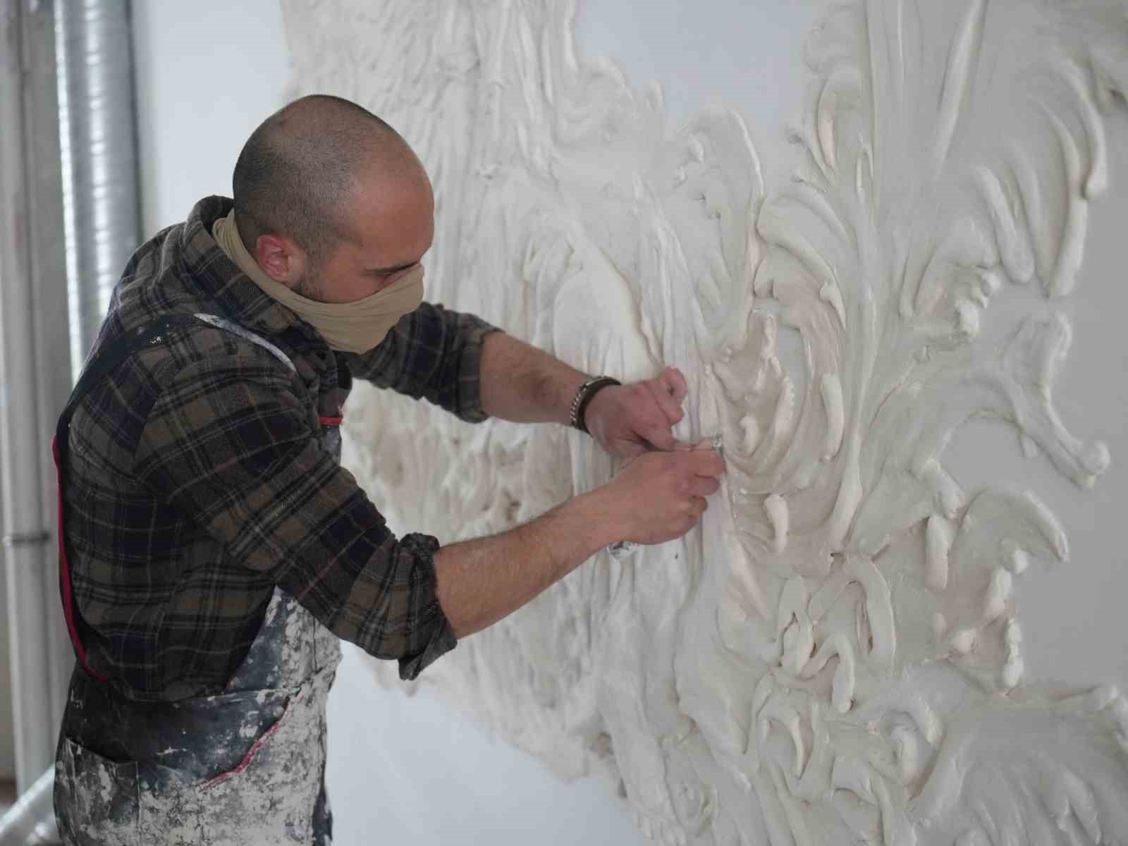 Gen&ccedil; sanat&ccedil;ı al&ccedil;ıyla duvarları resim tablosuna d&ouml;n&uuml;şt&uuml;r&uuml;yor
