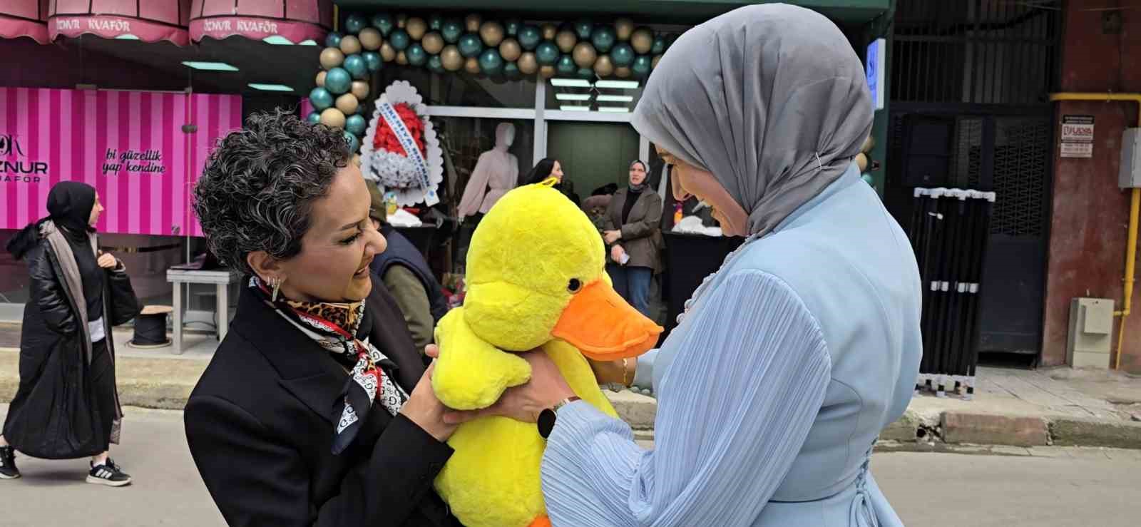 "A&ccedil;ılışa kuruyacak &ccedil;i&ccedil;eklerle değil &ccedil;ocukları sevindirecek oyuncaklarla gelin" &ccedil;ağrısı
