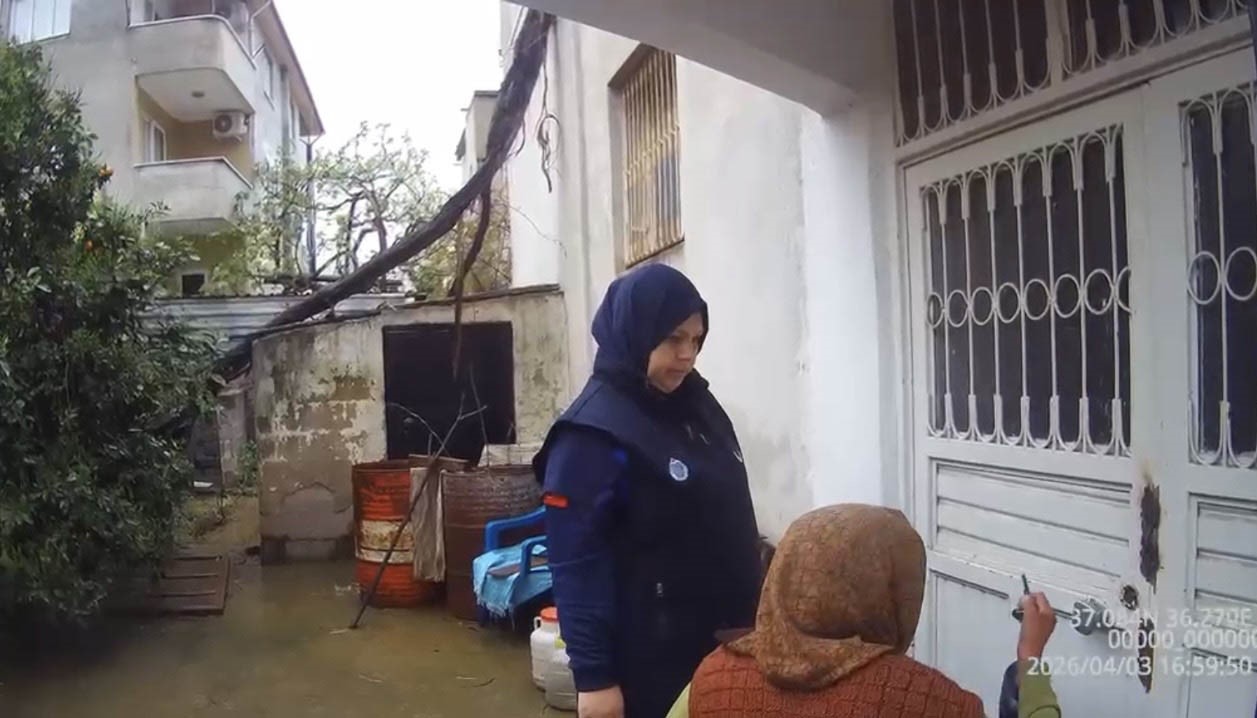 Yağmurda zor anlar yaşayan vatandaşa zabıtadan şefkat eli
