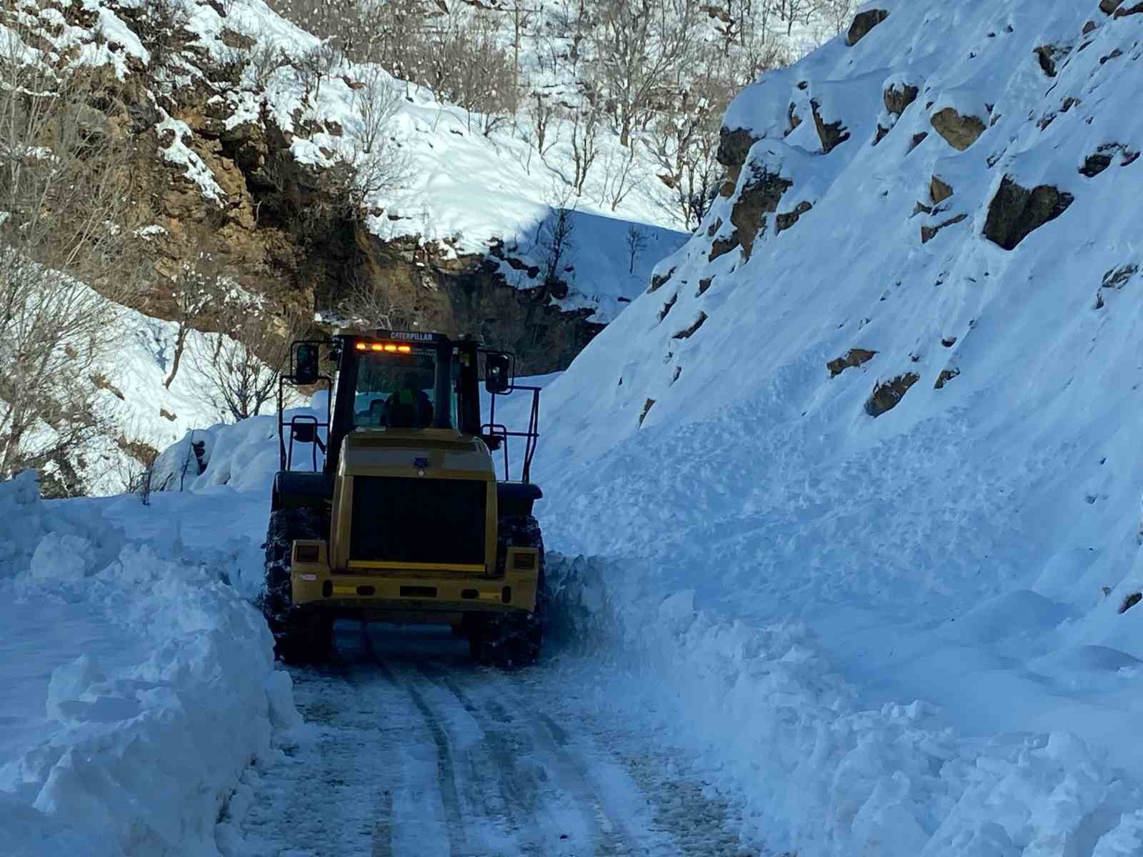 Batman&rsquo;da kapalı olan il&ccedil;eler arası yol ulaşıma a&ccedil;ıldı
