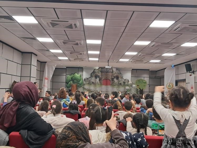 Okul öncesi öğrencileri ‘Akıllı Tavşan Momo’ müzikaline katıldı