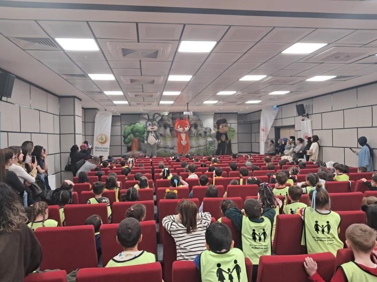 Okul &ouml;ncesi &ouml;ğrencileri &lsquo;Akıllı Tavşan Momo&rsquo; m&uuml;zikaline katıldı
