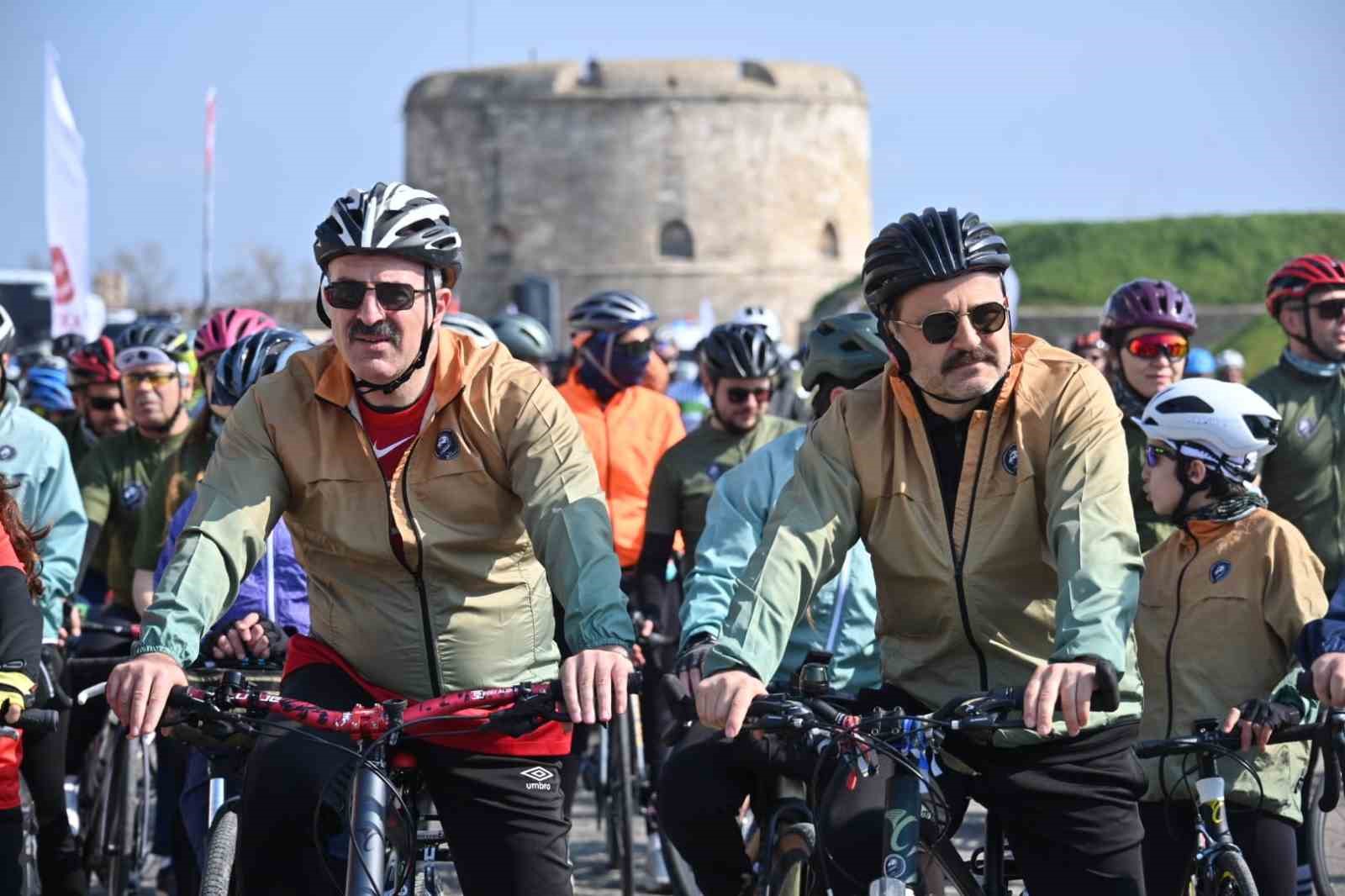 Çanakkale’de bin 50 bisikletli şehitlere saygı için pedal çevirdi