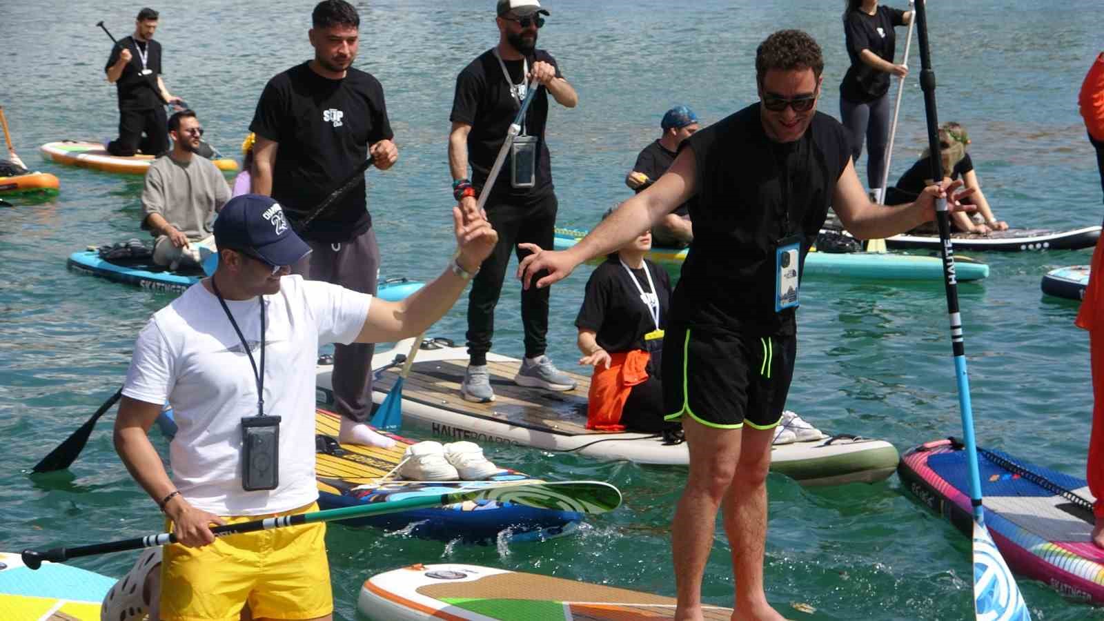 Seyhan Nehri&rsquo;nde "Su Korteji" renkli g&ouml;r&uuml;nt&uuml;lere sahne oldu
