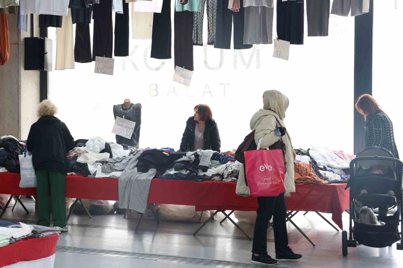 Nil&uuml;fer&rsquo;in 8&rsquo;inci giyim pazarı Balat&rsquo;ta a&ccedil;ıldı
