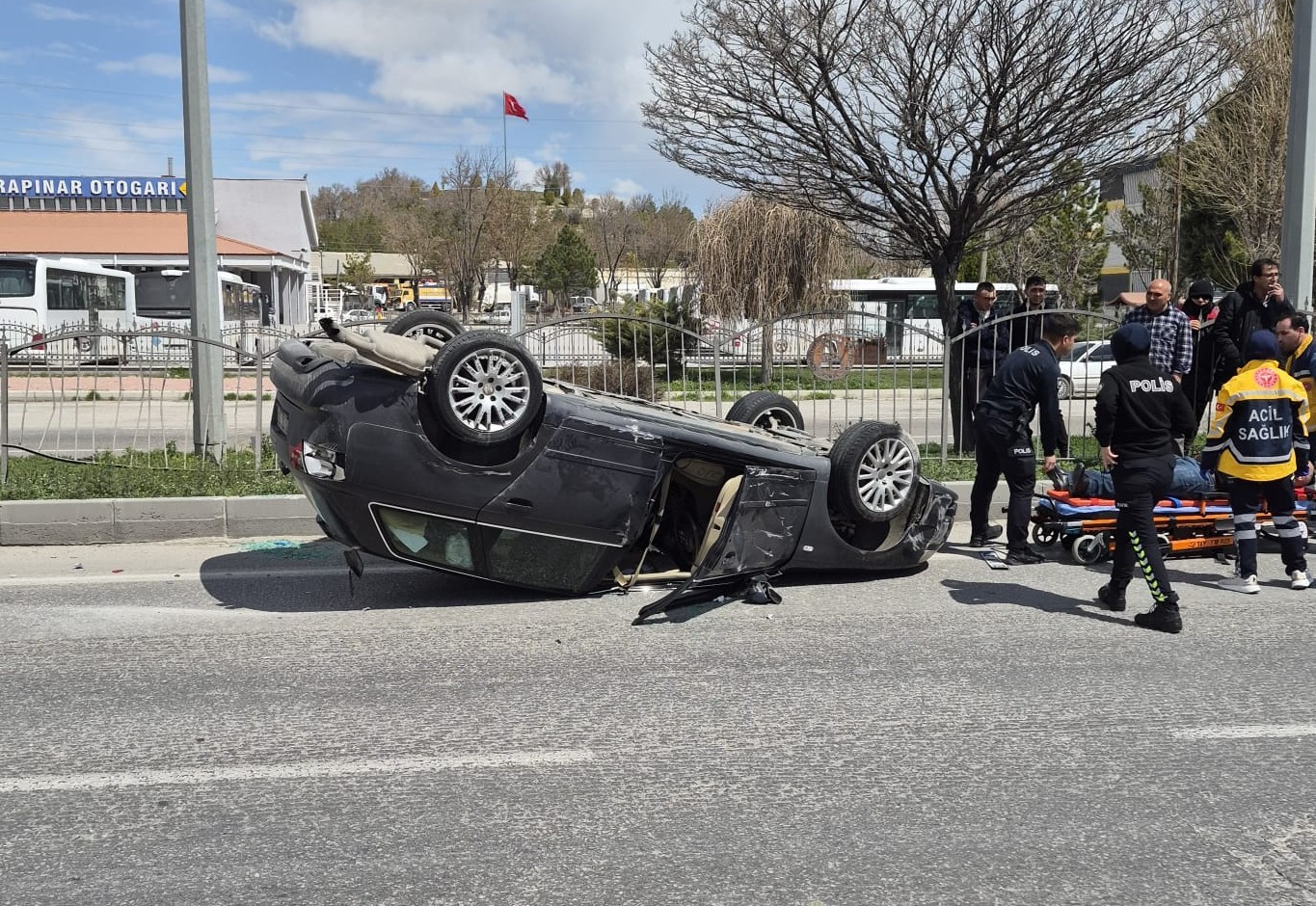 Karapınar’da kontrolden çıkan otomobil takla attı: 2 yaralı
