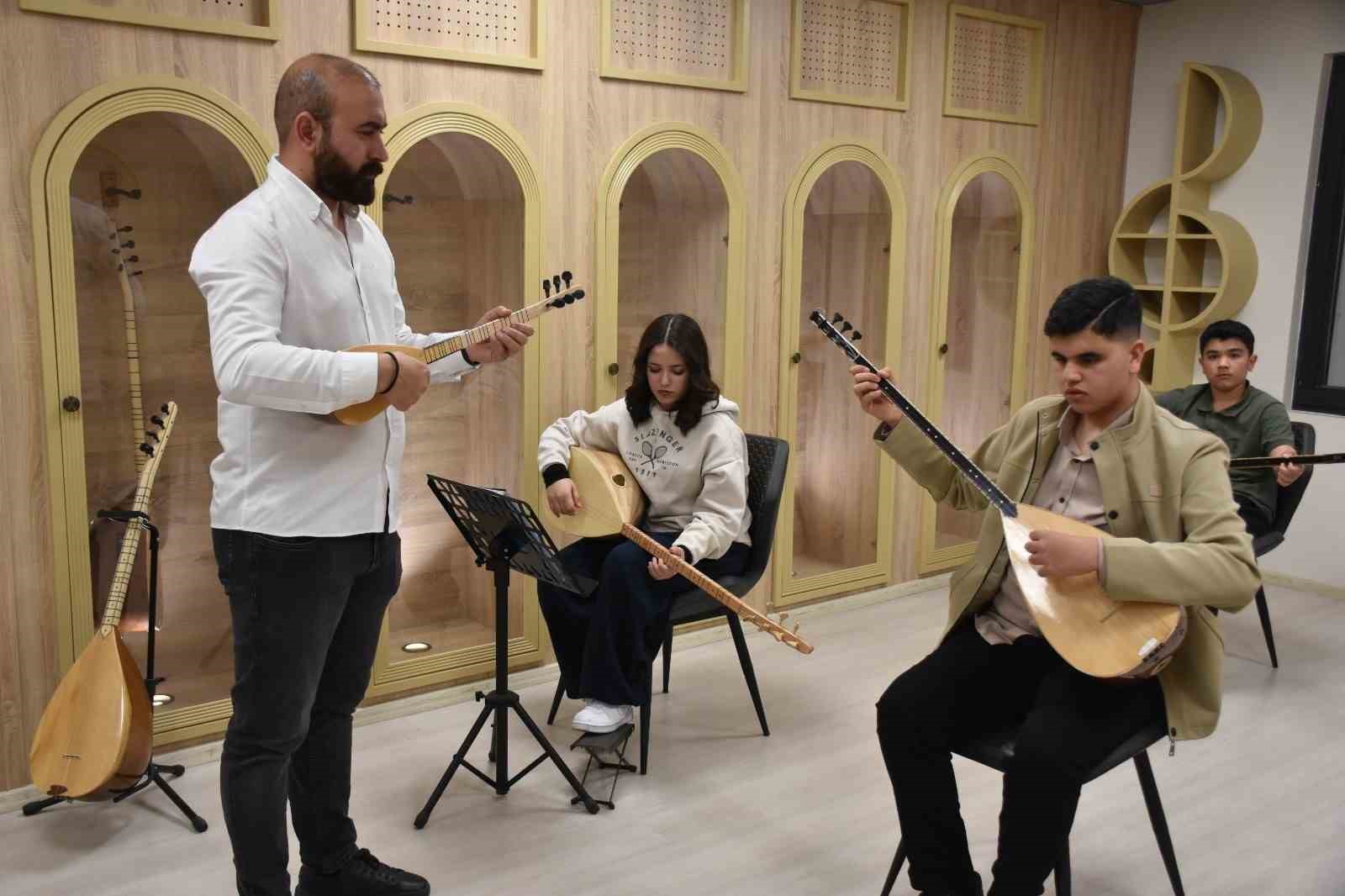 Görme engelli Umut, Aşık Veysel’in yolundan gidiyor