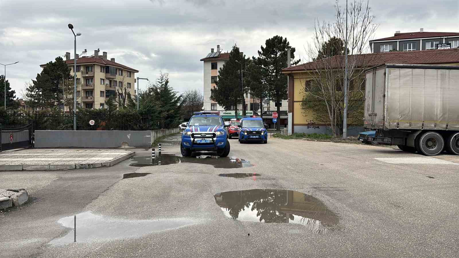Bolu Belediyesi&rsquo;nde y&uuml;r&uuml;t&uuml;len soruşturmada g&ouml;zaltına alınan 3 kişi adliyeye sevk edildi
