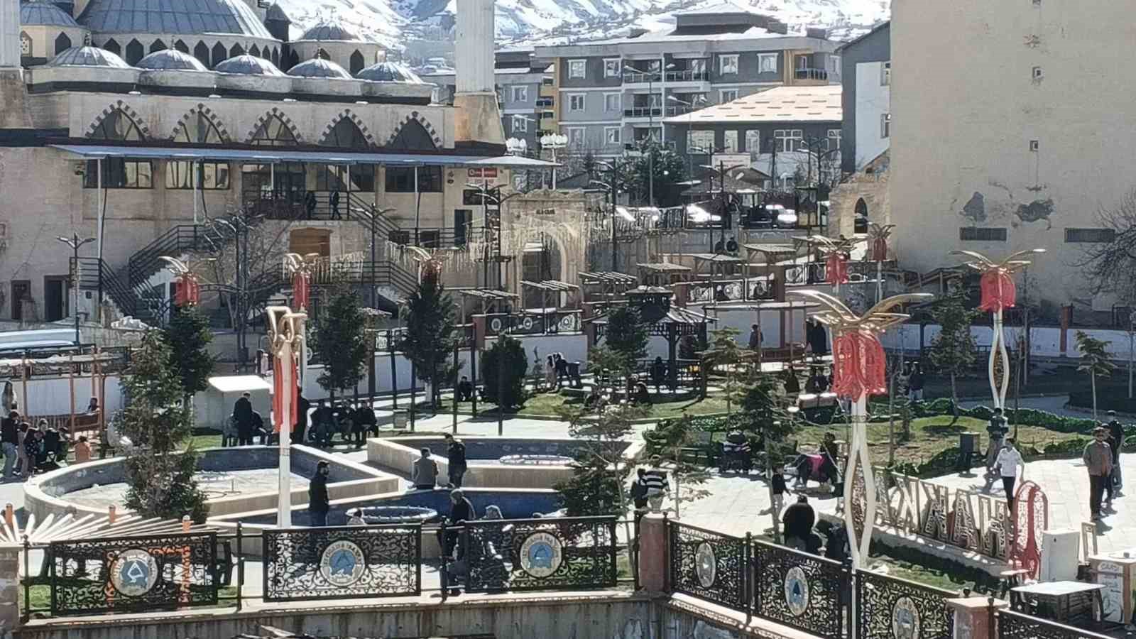 Hakkari’de güneşli havayı fırsat bilenler parka akın etti