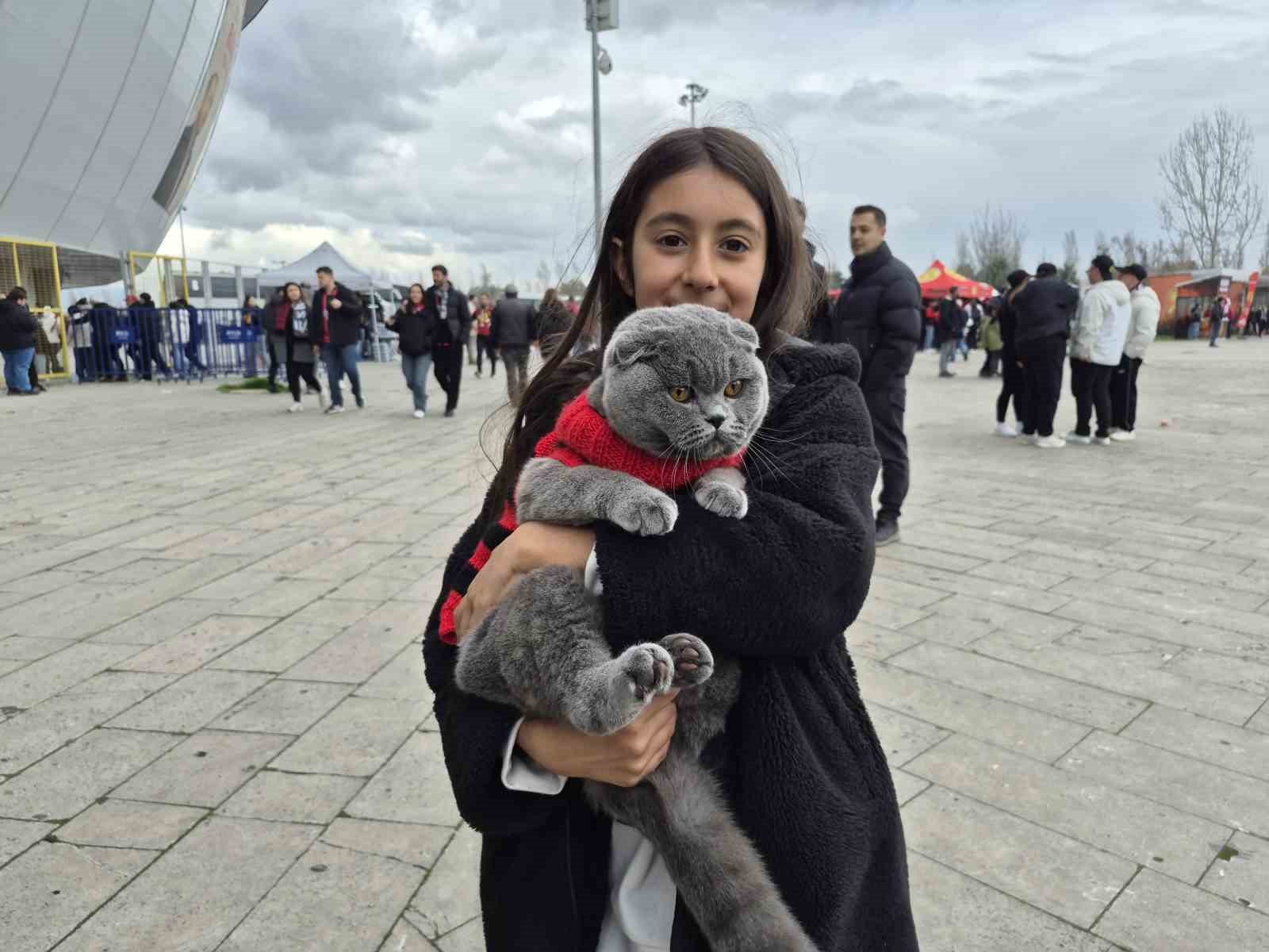 K&uuml;&ccedil;&uuml;k &ccedil;ocuk Eskişehirspor ma&ccedil;ına kedisi ile geldi
