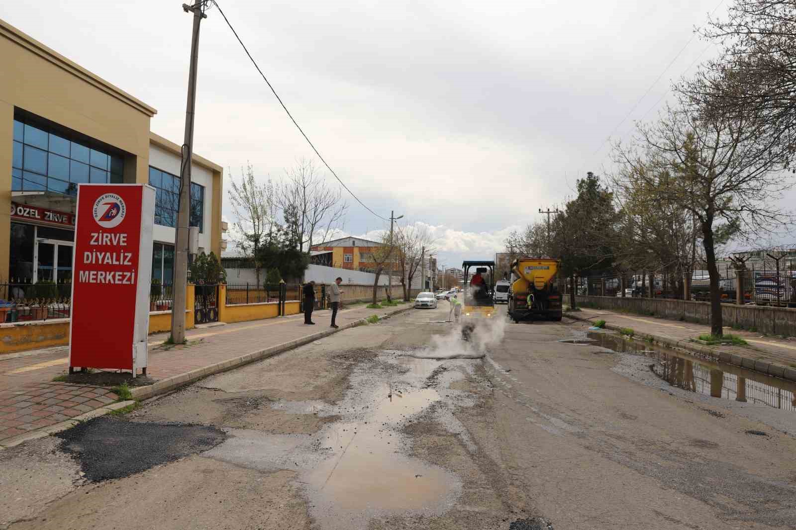 Diyarbakır&rsquo;da hasarlı yollarda asfalt seferberliği
