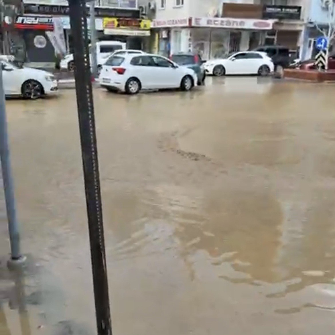 &Ouml;demiş&rsquo;te sağanak yağış hayatı olumsuz etkiledi
