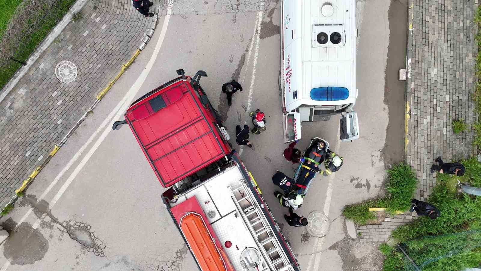 Dereye u&ccedil;an kamyonetin s&uuml;r&uuml;c&uuml;s&uuml; hayatını kaybetti
