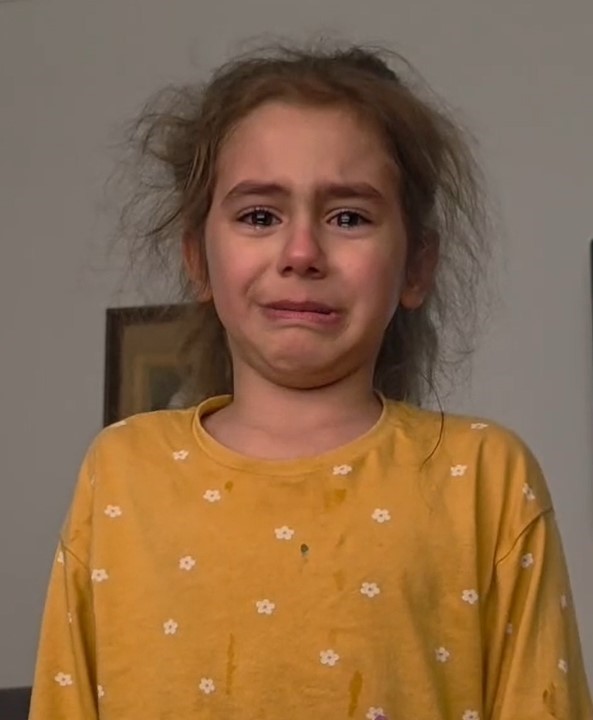 D&uuml;zce&rsquo;de k&uuml;&ccedil;&uuml;k kız İstiklal Marşı&rsquo;nı hem okudu hem ağladı
