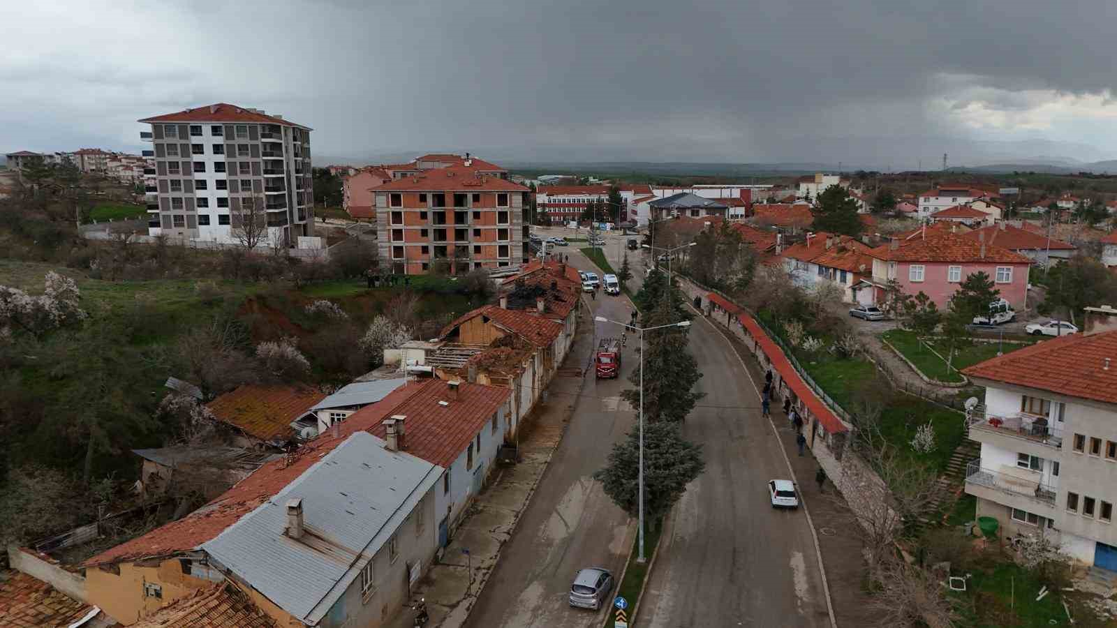 Isparta&rsquo;da iki katlı ev alevlere teslim oldu
