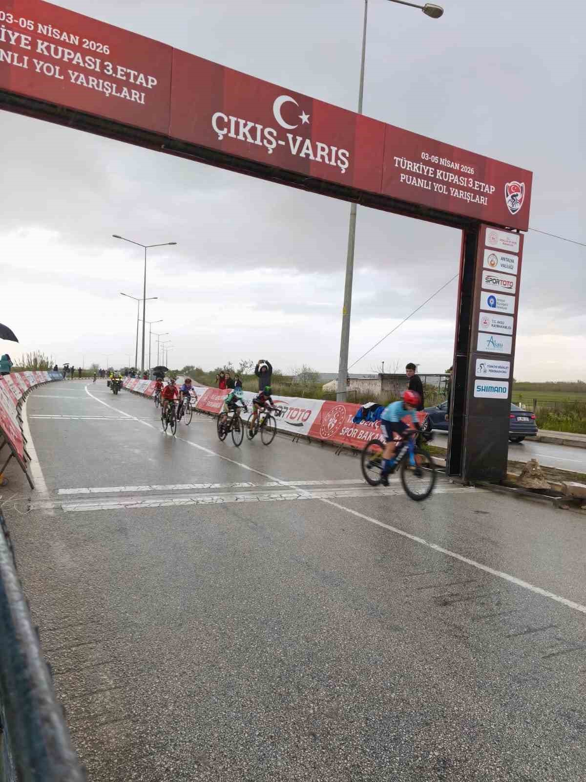 Akhisarlı bisiklet&ccedil;iler T&uuml;rkiye Kupası&rsquo;nda zirvede
