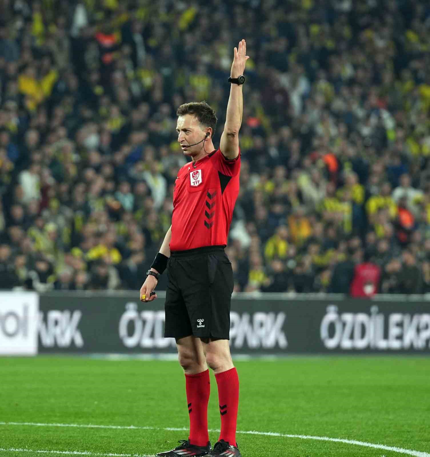 Trendyol Süper Lig: Fenerbahçe: 0 - Beşiktaş: 0 (İlk yarı)