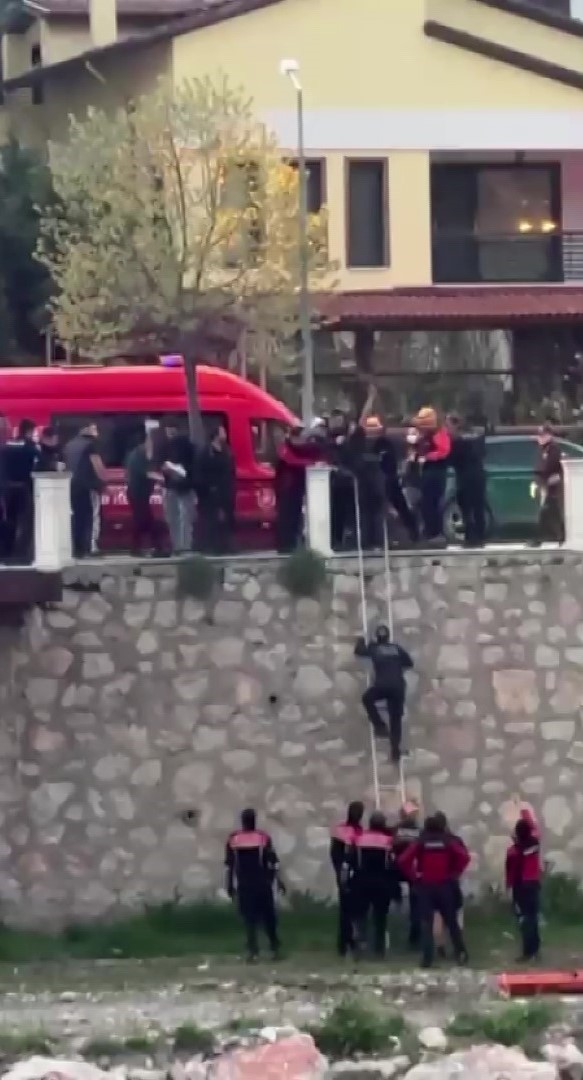 Köprüden nehre atlayan şahsı ekipler kurtardı: O anlar kamerada