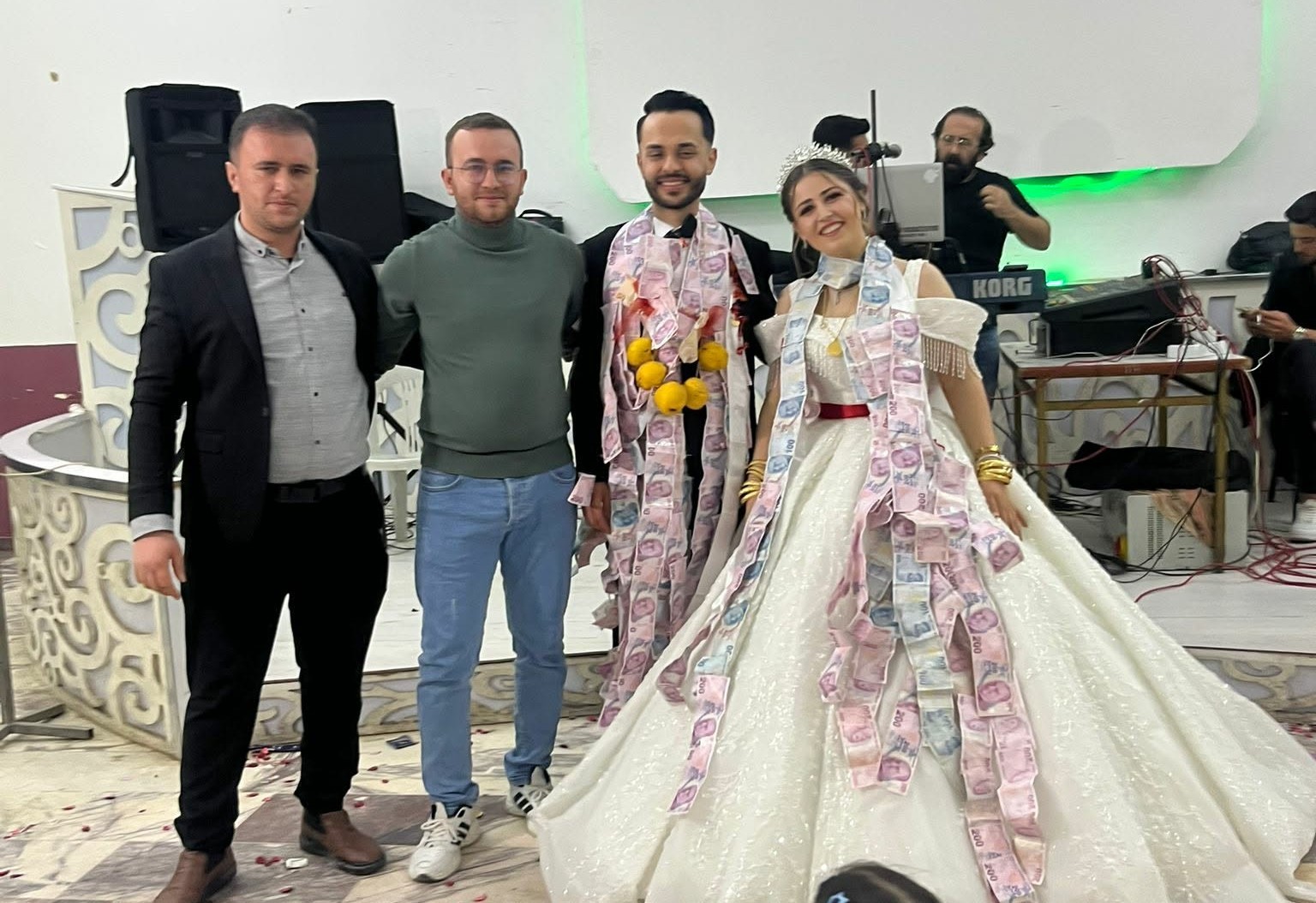 Arkadaşlarından damada ’beşi bir yerde ayva’