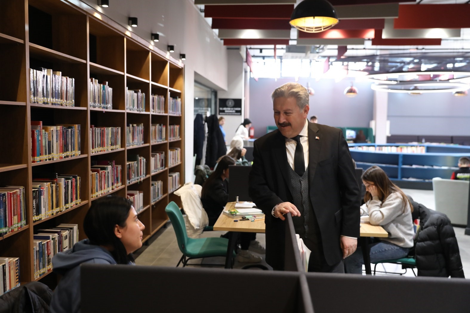 Gençler, Akıl Küpü Kütüphaneleri’nde geleceğe en iyi şekilde hazırlanıyor