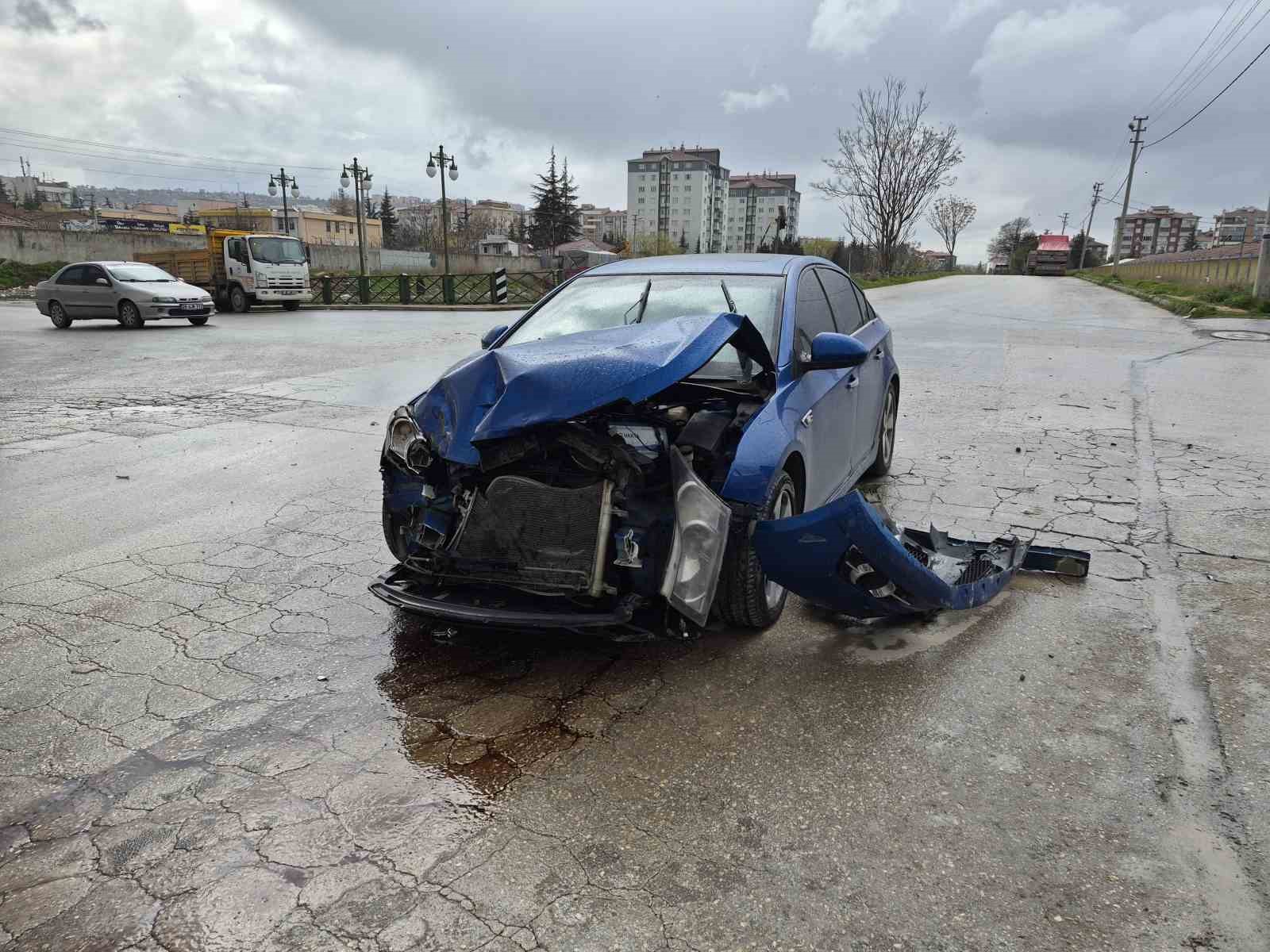 ’Dur’ levhasına uymayan otomobil, çöp kamyonuna çarptı: 1 yaralı