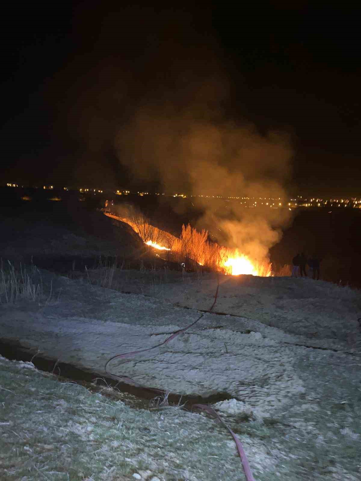 Van&rsquo;da sazlık alanda yangın &ccedil;ıktı
