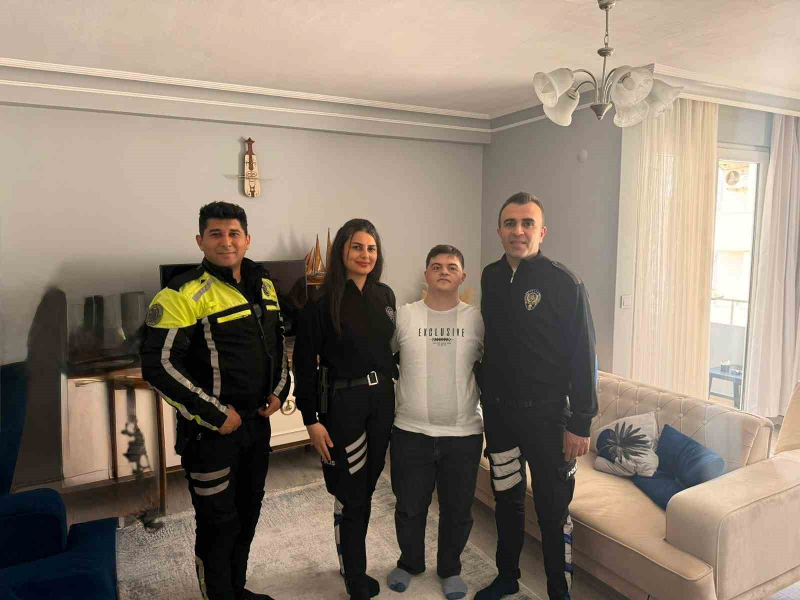 Down sendromlu Melik’e polis ekiplerinden doğum günü sürprizi