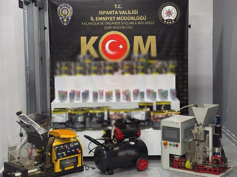 Isparta’da kaçakçılık operasyonunda binlerce kaçak ürün ele geçirildi