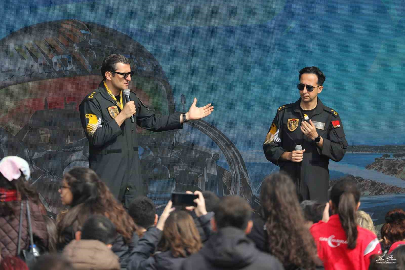 SOLOTÜRK pilotları İstanbul’da vatandaşlarla bir araya geldi