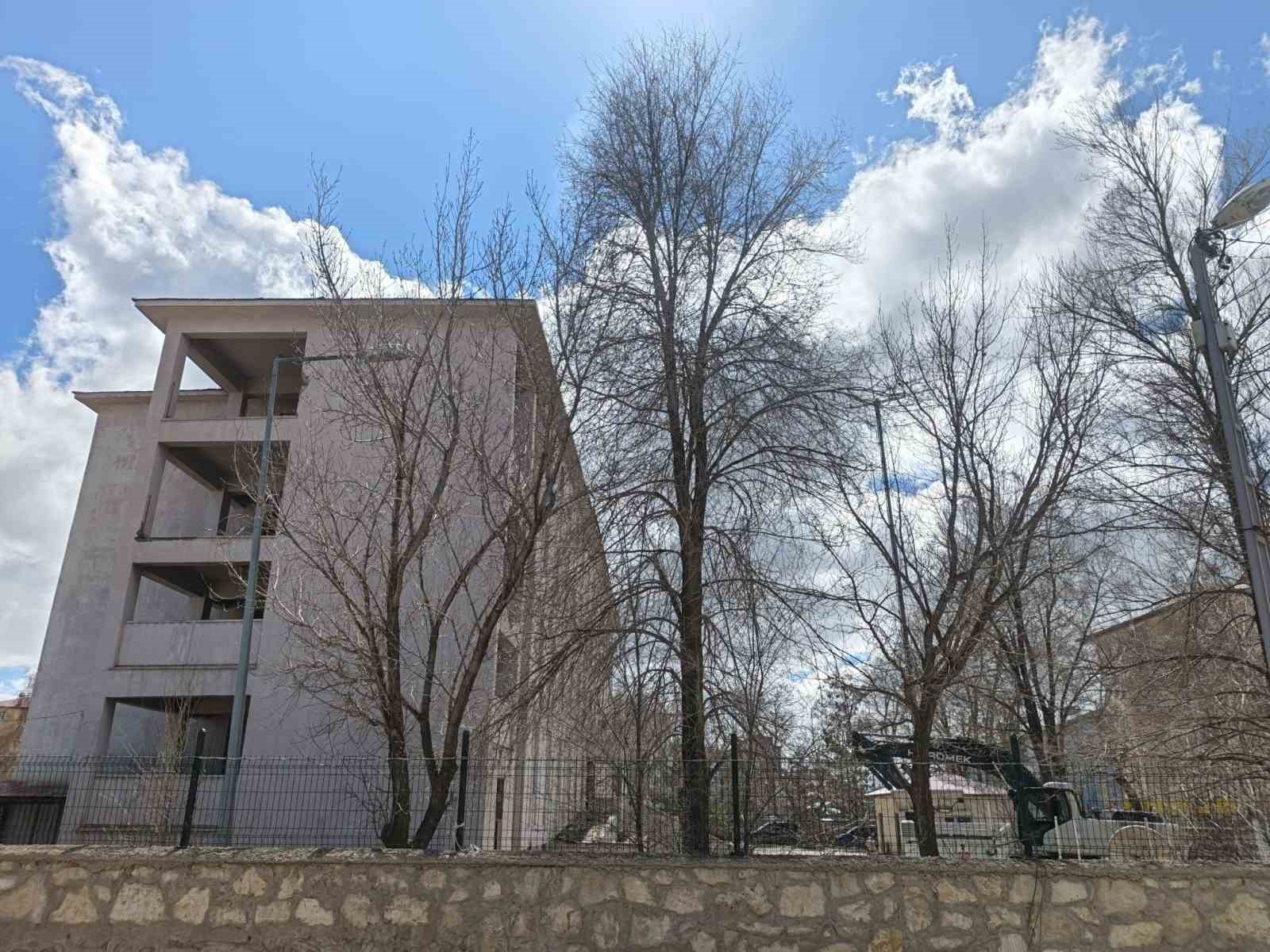 Diyadin’de eski hükümet konağı için yıkım süreci başladı