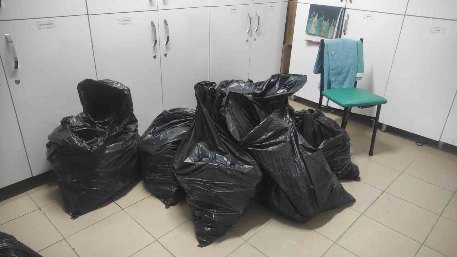 Zabıta ekipleri güzellik salonlarına yaptığı denetimde son kullanma tarihi geçen bin 500 ürüne el koydu