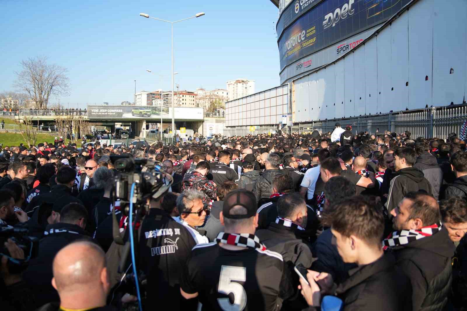 Beşiktaşlı taraftarlar derbi i&ccedil;in Kadık&ouml;y&rsquo;de
