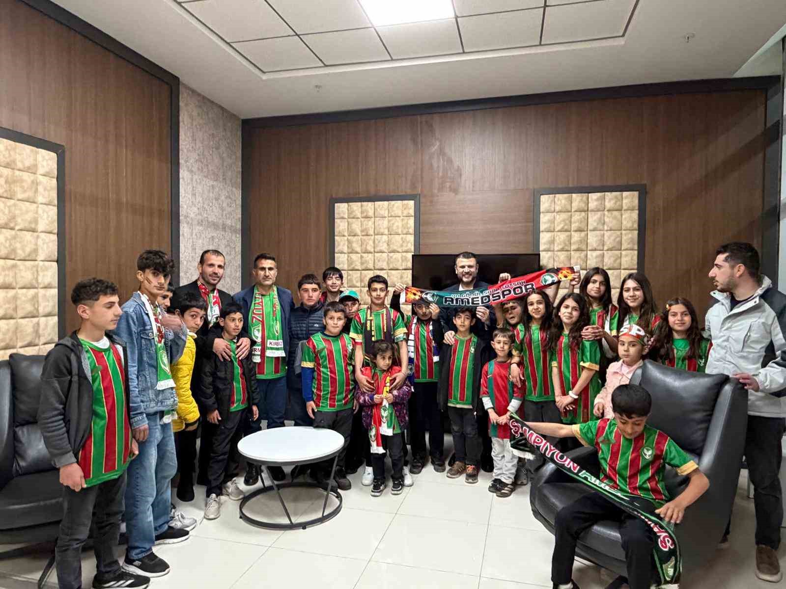 Eğil&rsquo;den gelen &ccedil;ocuklar Amed Sportif Faaliyetler - Boluspor ma&ccedil;ını trib&uuml;nden izledi
