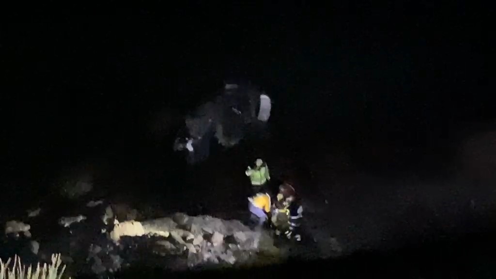 U&ccedil;urumdan deniz kıyısına yuvarlanan otomobilde 3 kişi yaralandı
