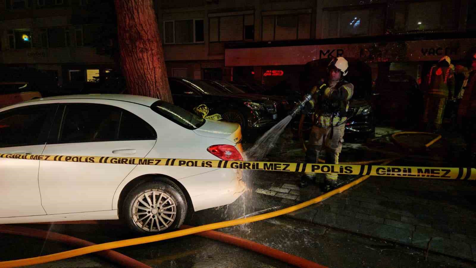 Beşiktaş&rsquo;ta ara&ccedil; kiralama şirketinde &ccedil;ıkan yangında yaklaşık 100 milyon değerinde 15 ara&ccedil; alevlere teslim oldu
