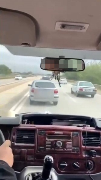 Adana&rsquo;da "makas atan" s&uuml;r&uuml;c&uuml; yakalandı
