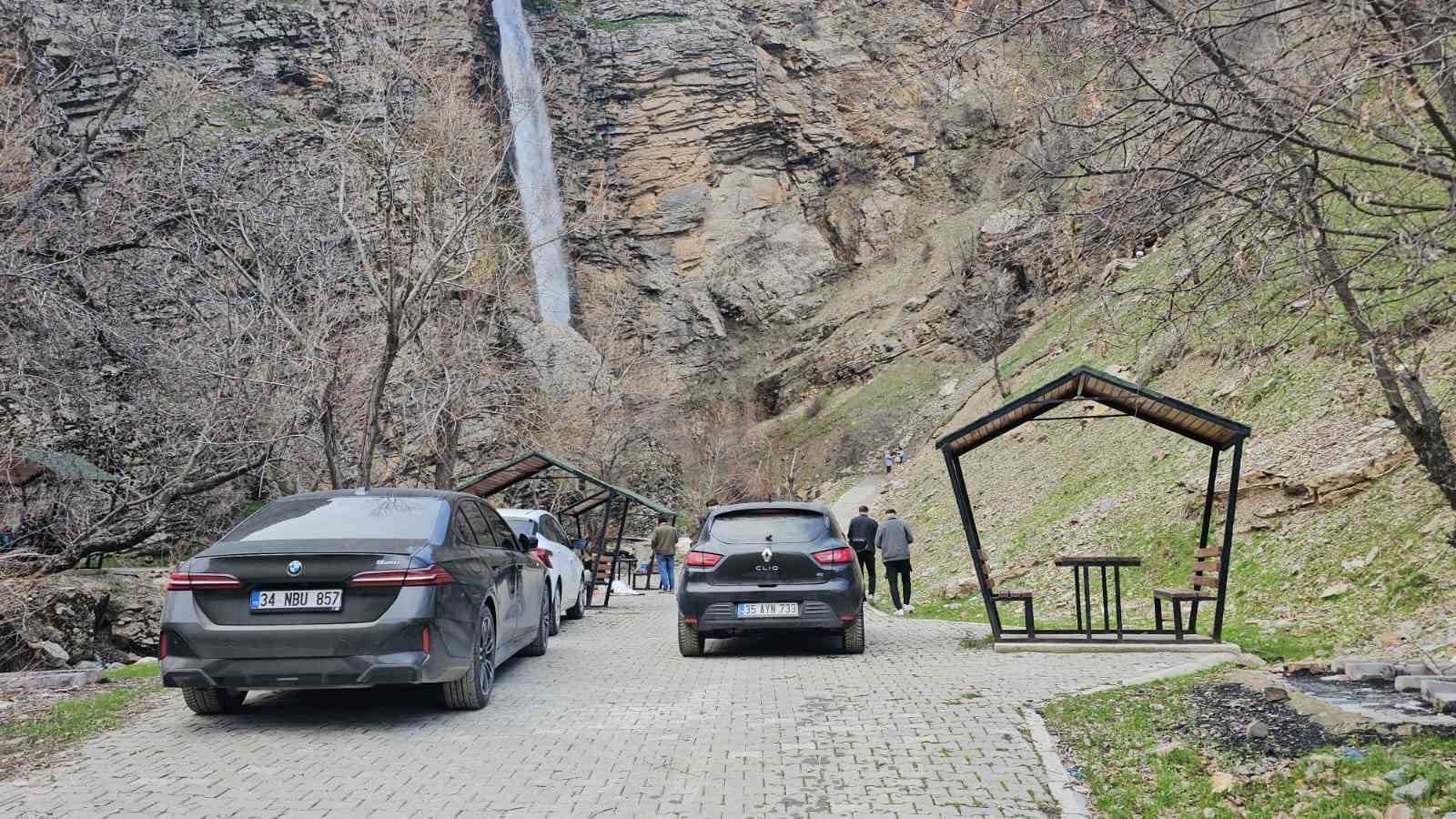 G&uuml;m&uuml;şkanat Şelalesi&rsquo;ne yoğun ilgi
