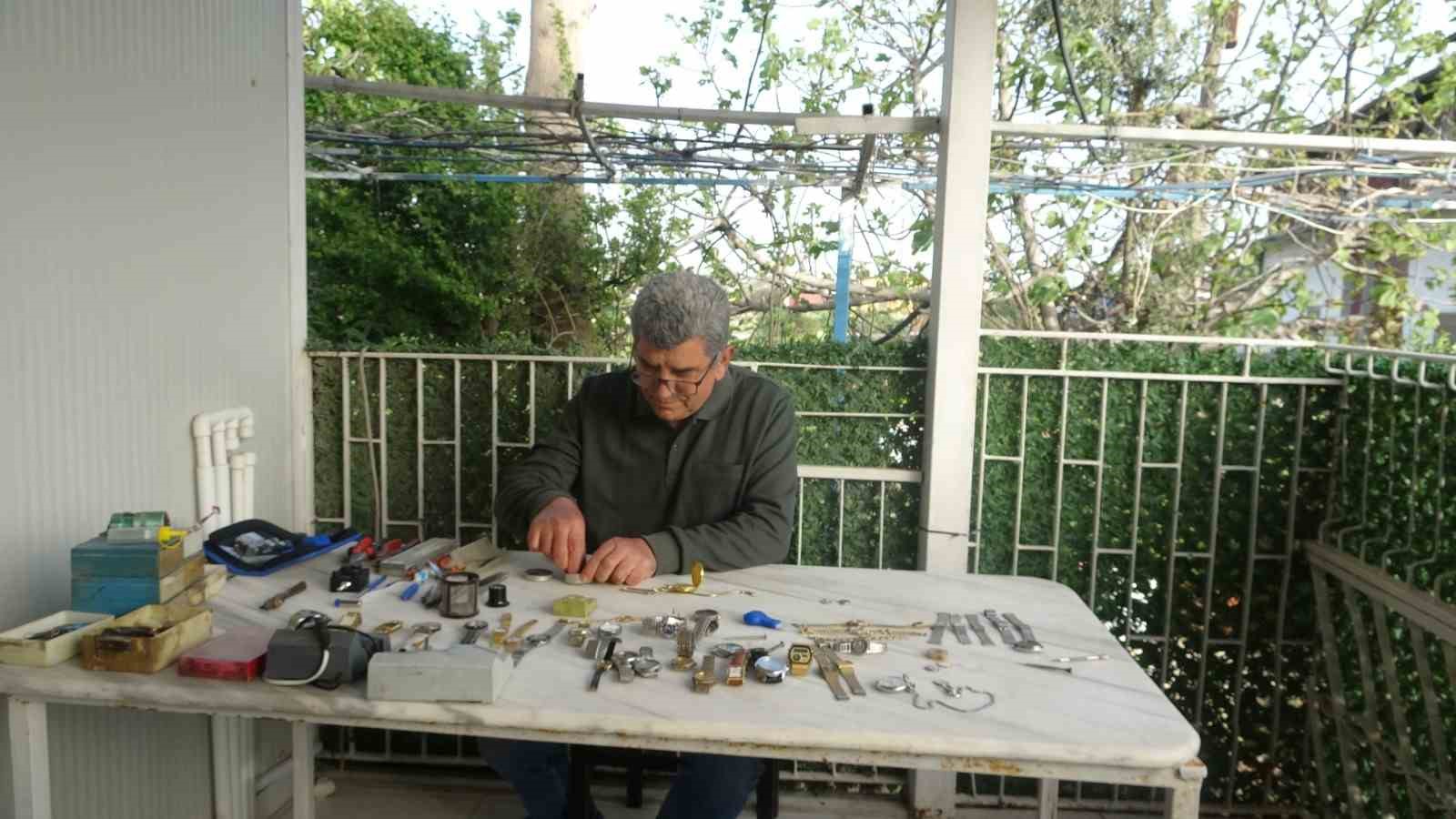 Merakla başlayıp 35 sene yaptığı mesleği teknolojiye yenik düşen saatçi, 12 yıldır evinde mesleğini yaşatıyor