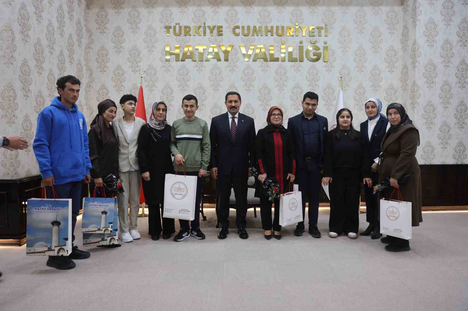 Kanunu ve eşsiz ses yeteneğiyle kulakların pasını silen otizmli Ertuğrul&rsquo;dan valiyi mest eden mini konser
