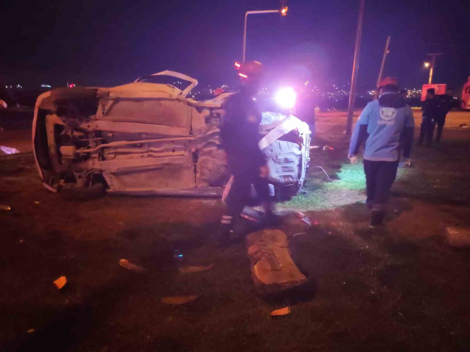 Şanlıurfa&rsquo;da otomobiller &ccedil;arpıştı: 2 &ouml;l&uuml;, 5 yaralı
