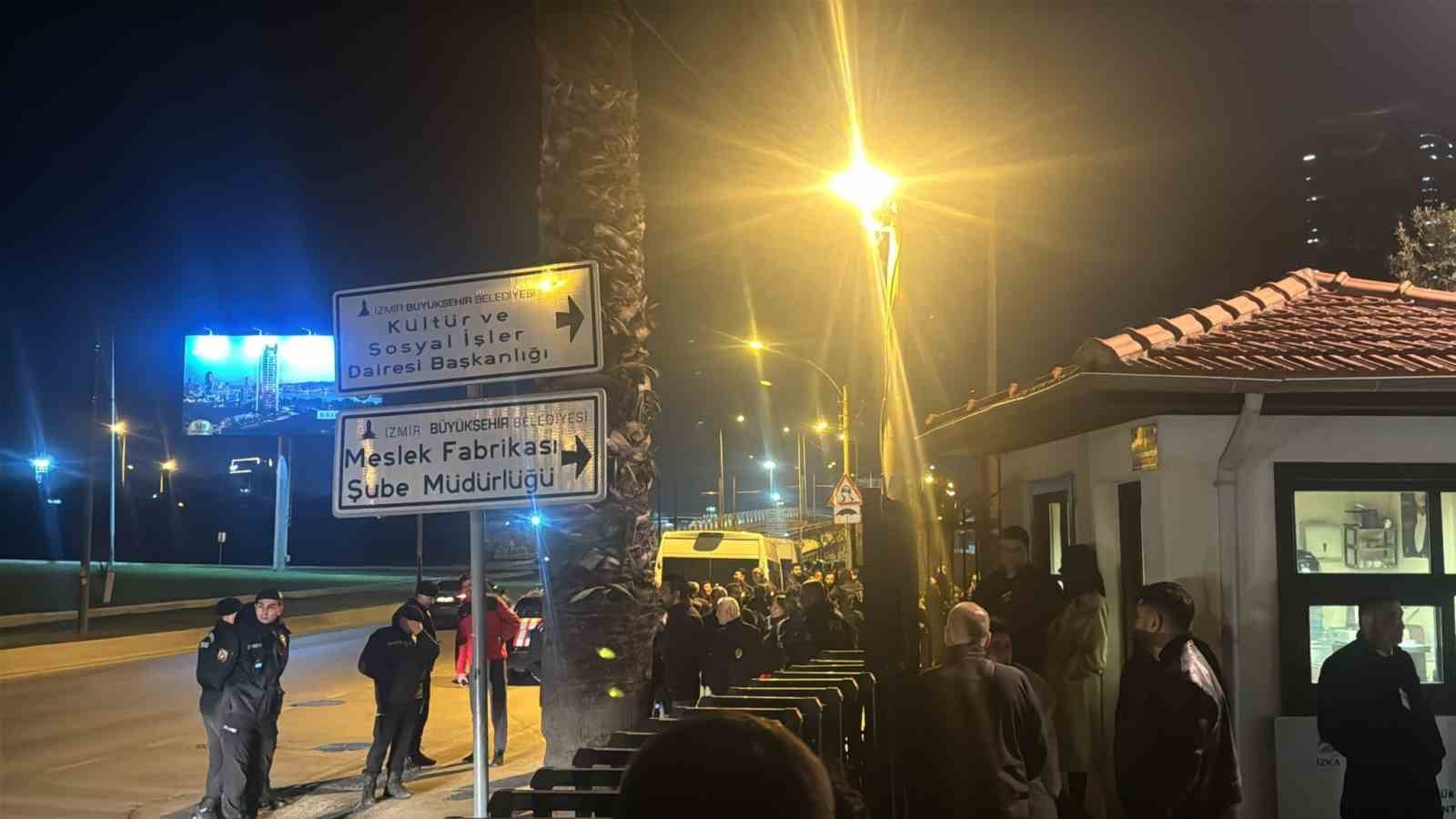 İzmir&rsquo;de tartışmalı &rsquo;Meslek Fabrikası&rsquo; demir bariyerle &ccedil;evrildi
