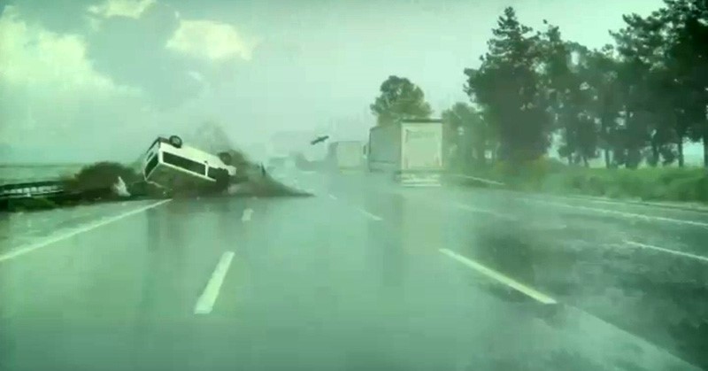 Adana&rsquo;da panelvan ara&ccedil; takla attı
