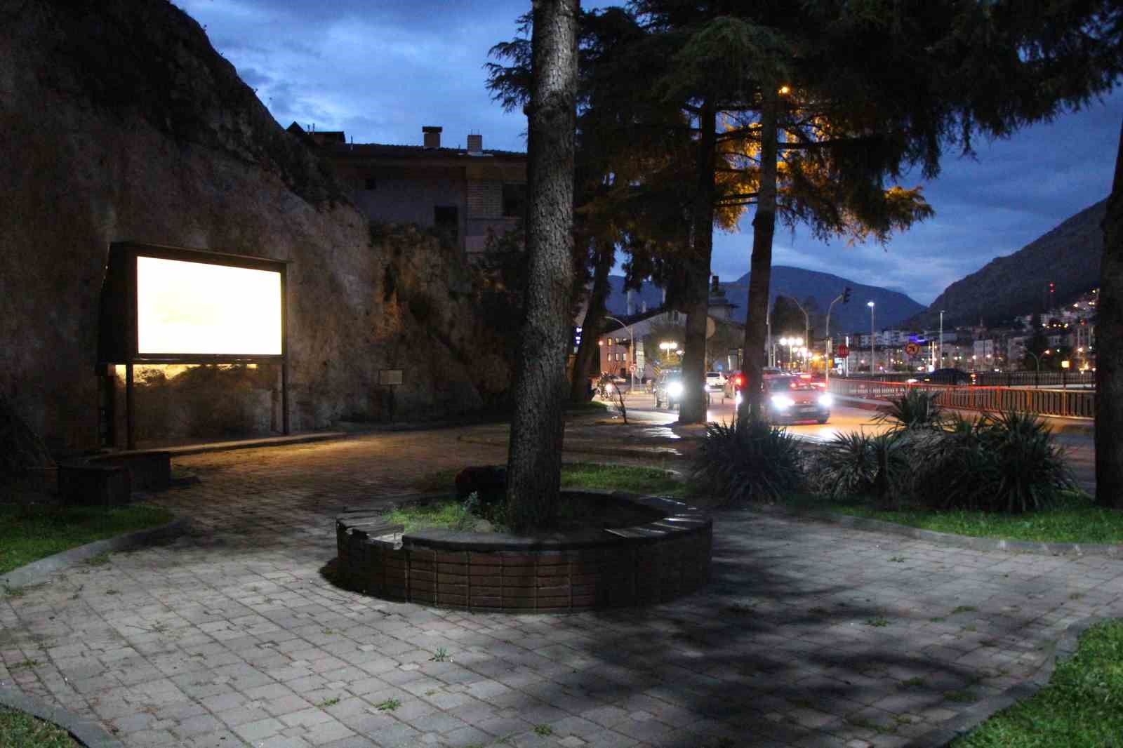 Yazboz tahtasına d&ouml;nm&uuml;şt&uuml;, restore edilen 600 yıllık kaya kitabenin d&uuml;nyada tek olduğu ortaya &ccedil;ıktı
