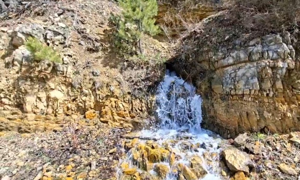 Depremde kuruyan su kaynağı 3 yıl sonra yeniden akmaya başladı