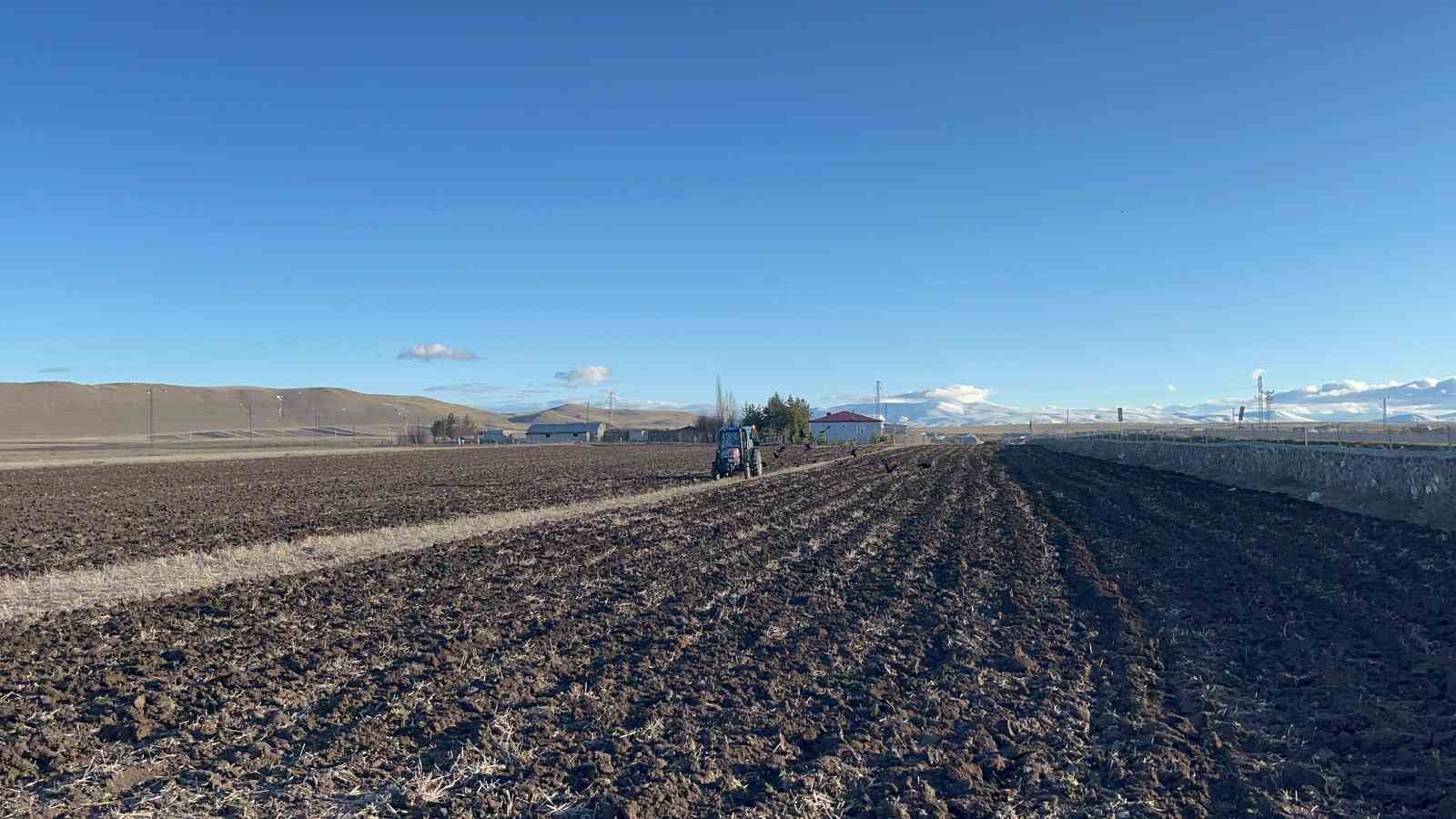 Kars&rsquo;ta ekin sezonu başladı: &Ccedil;ift&ccedil;iler tarlaya indi
