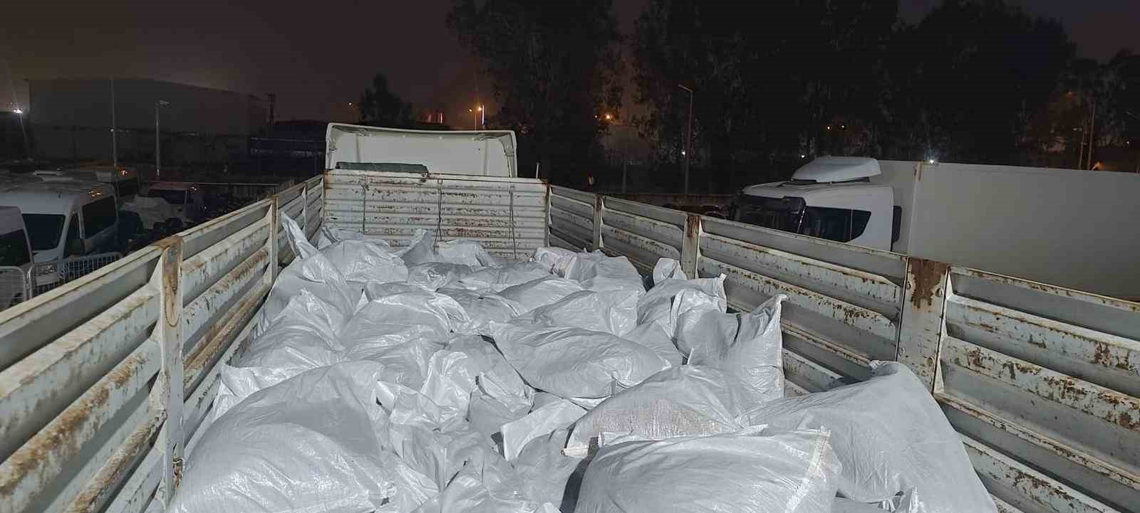 Tırdan 4 ton ka&ccedil;ak t&uuml;t&uuml;n ele ge&ccedil;irildi
