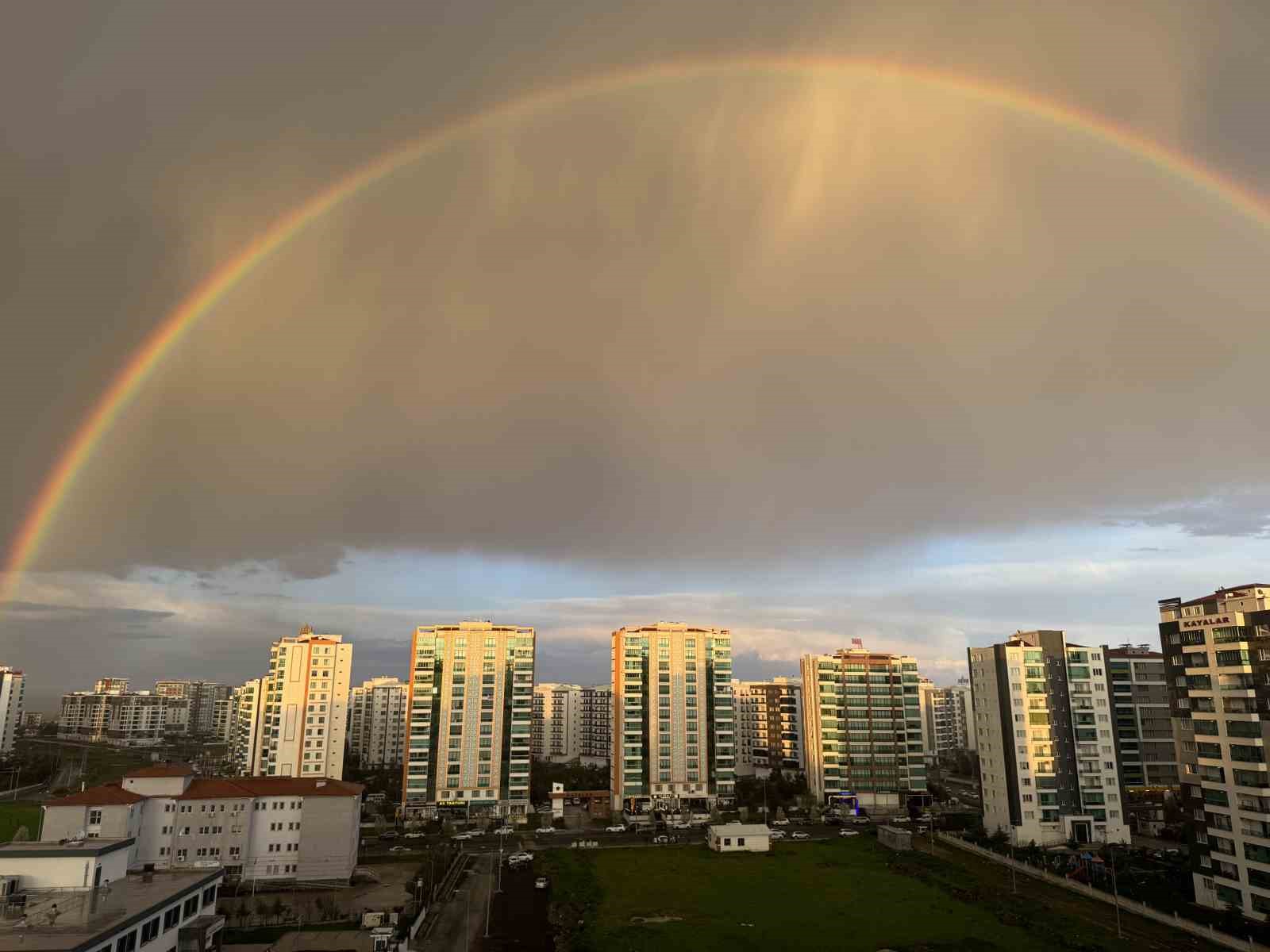 Yağmur sonrası oluşan g&ouml;kkuşağı hayran bıraktı
