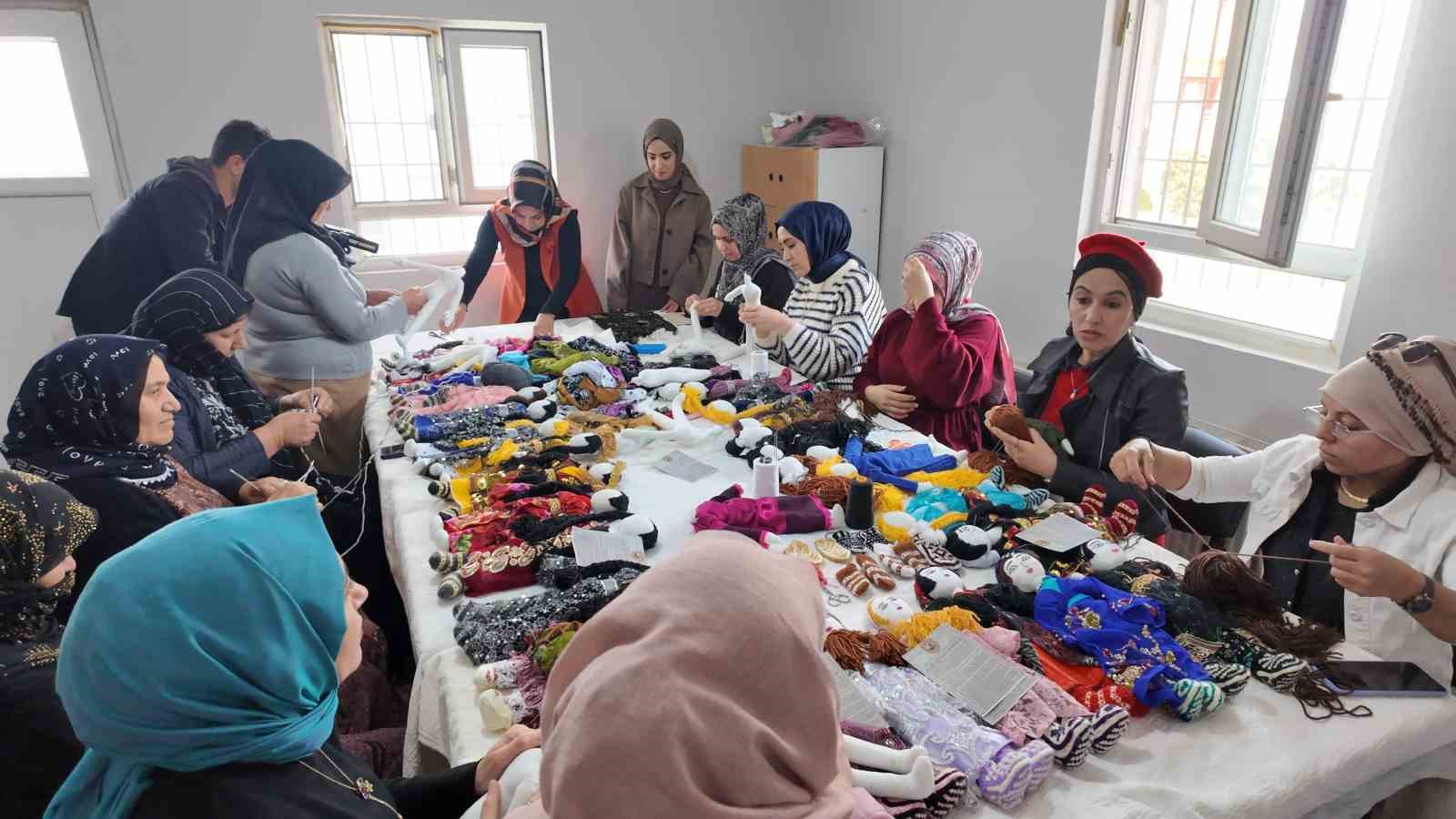 Şırnak’ta kadınlar ’Berivan bebek’ ile ailelerini geçindiriyor