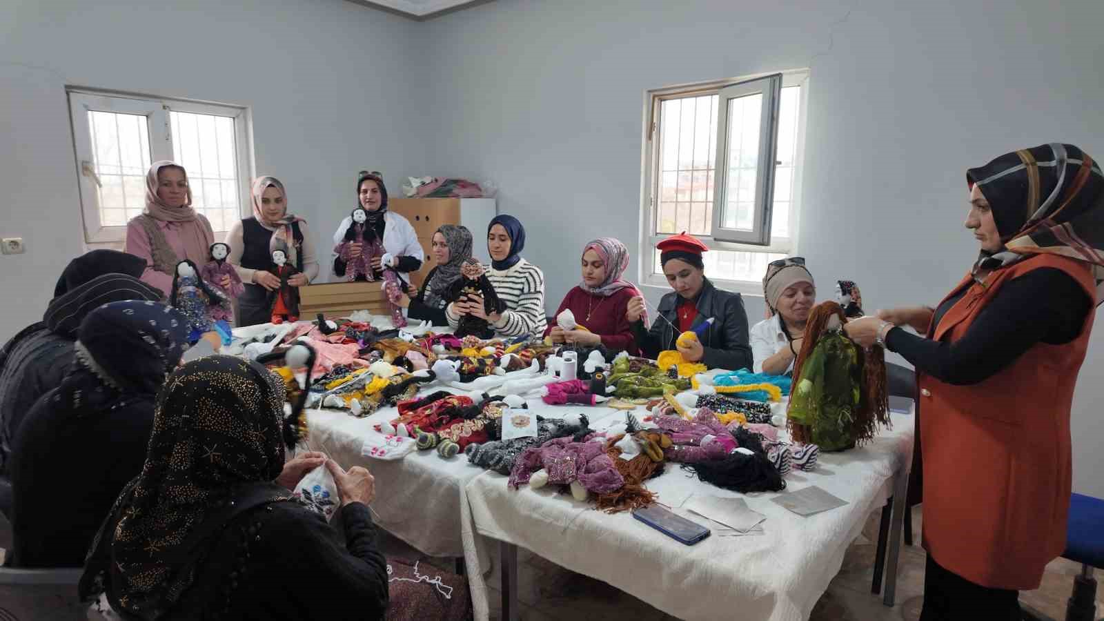 Şırnak&rsquo;ta kadınlar &rsquo;Berivan bebek&rsquo; ile ailelerini ge&ccedil;indiriyor
