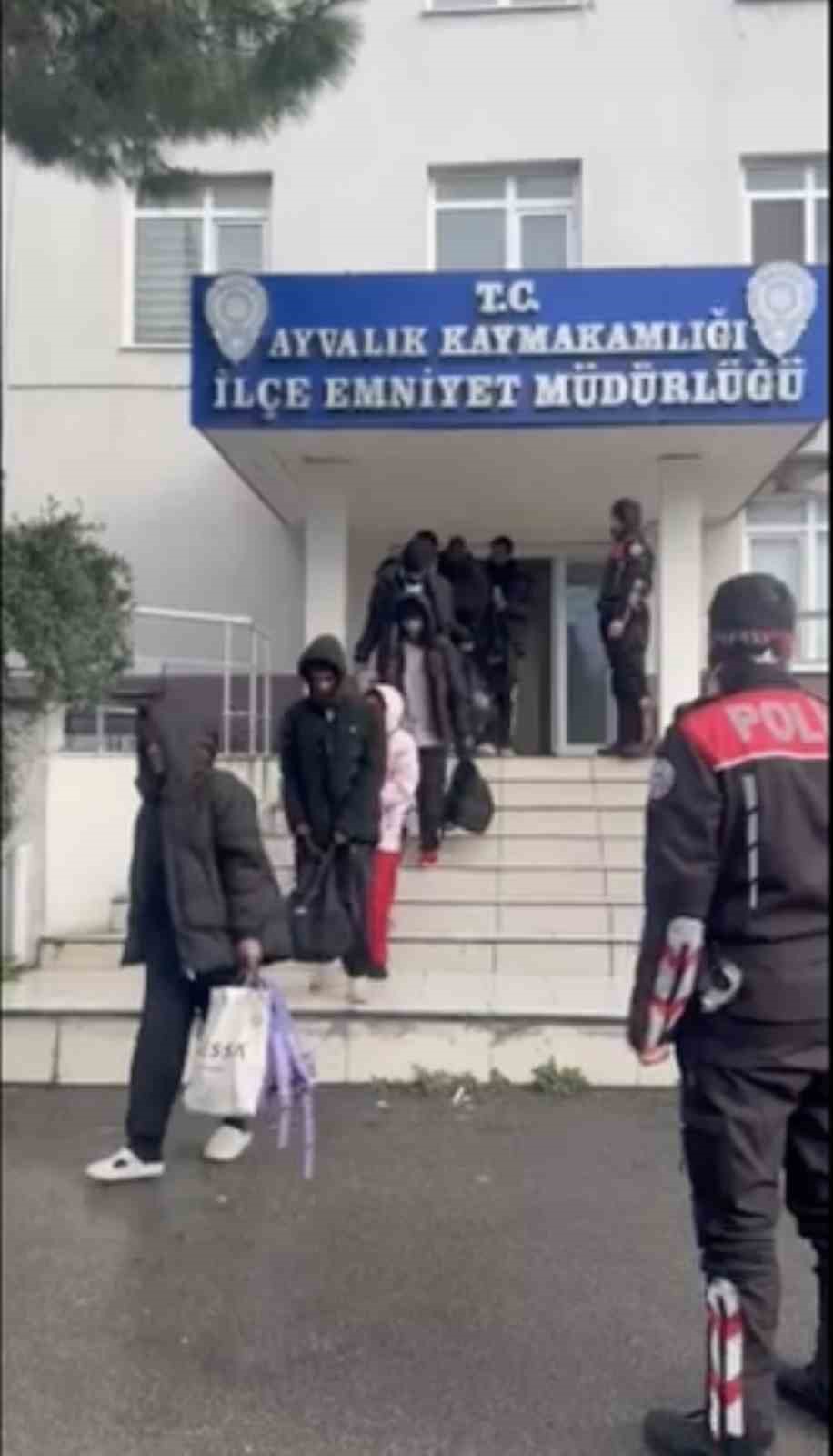 Ayvalık Polisinden sağanak yağmur altında g&ouml;&ccedil;men avı

